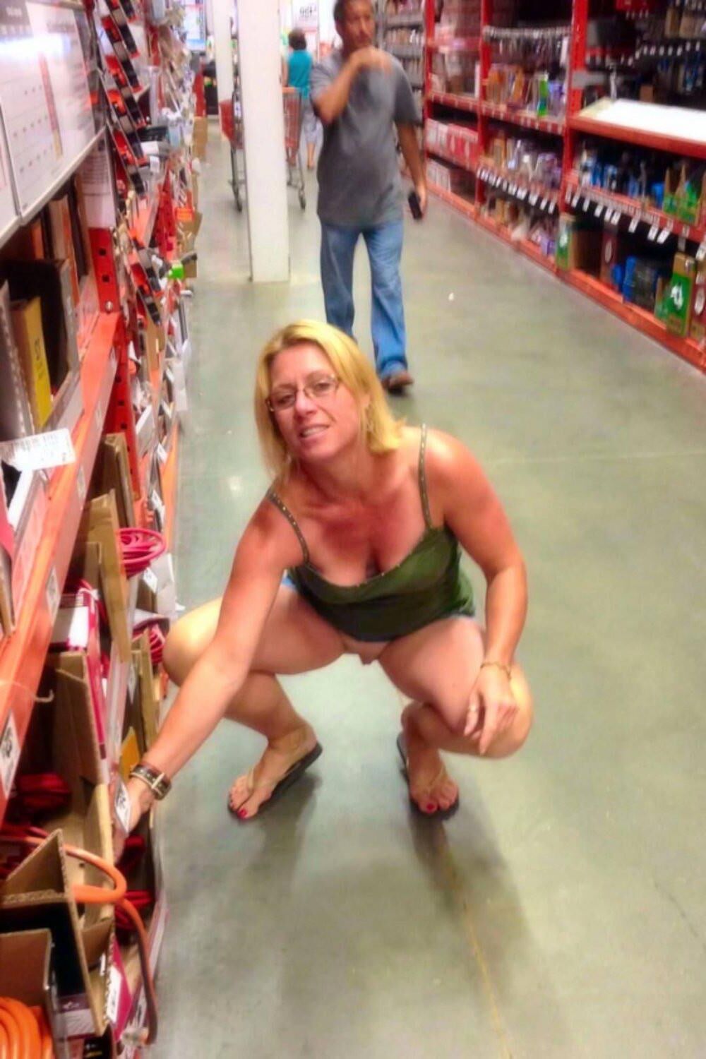 Sexy reife milf liebt es, ihre Muschi zu verbreiten