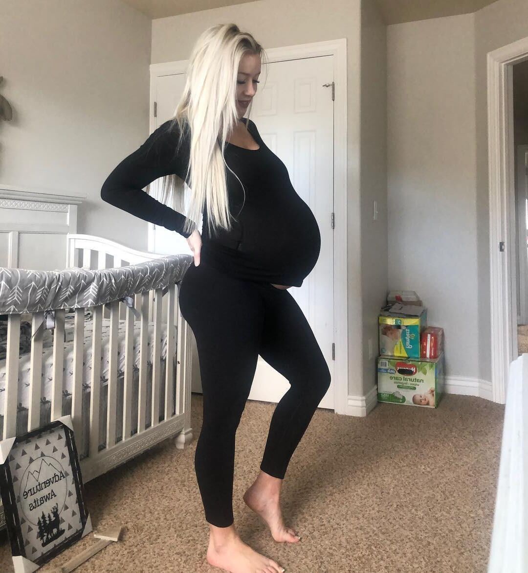 Superbe blonde enceinte