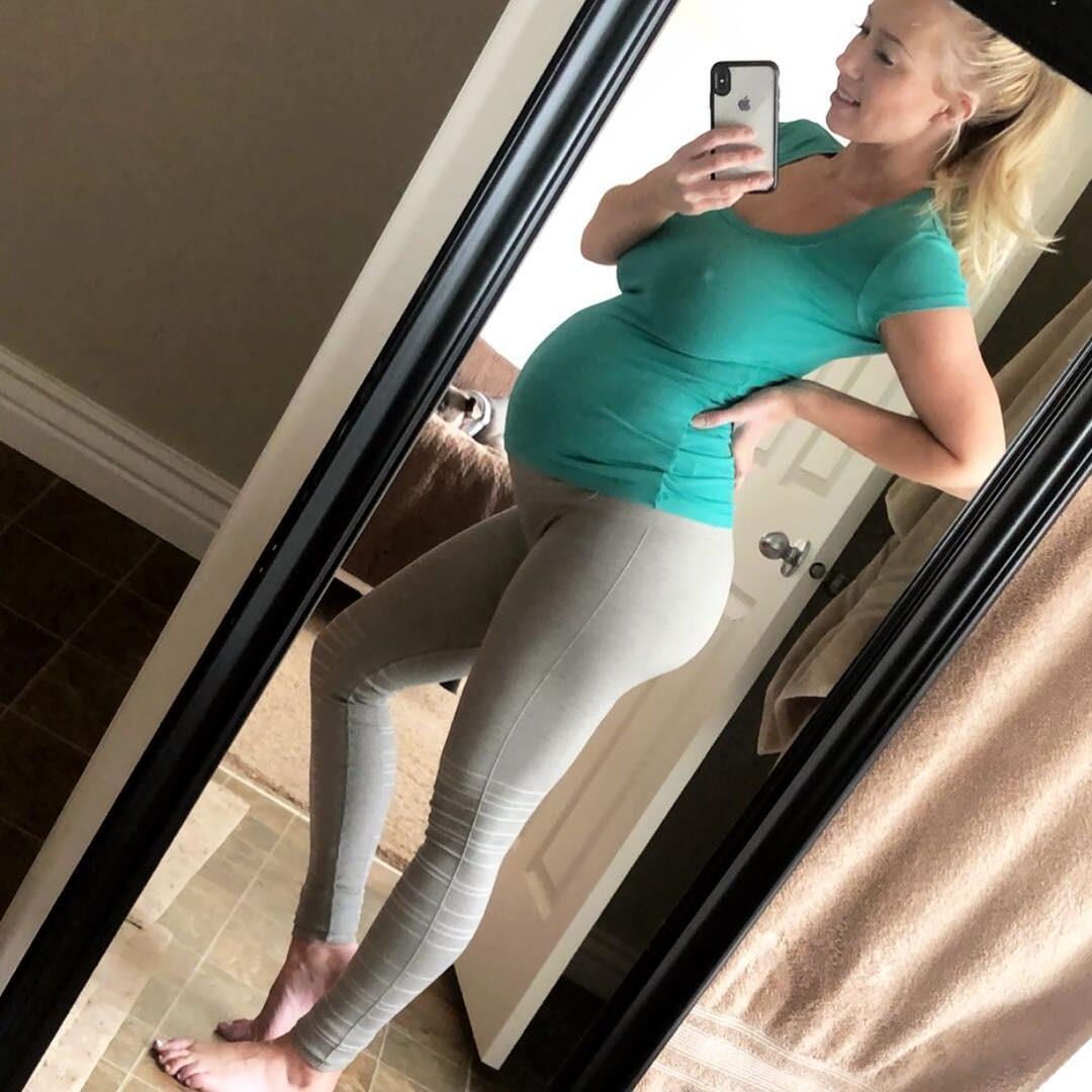 Superbe blonde enceinte