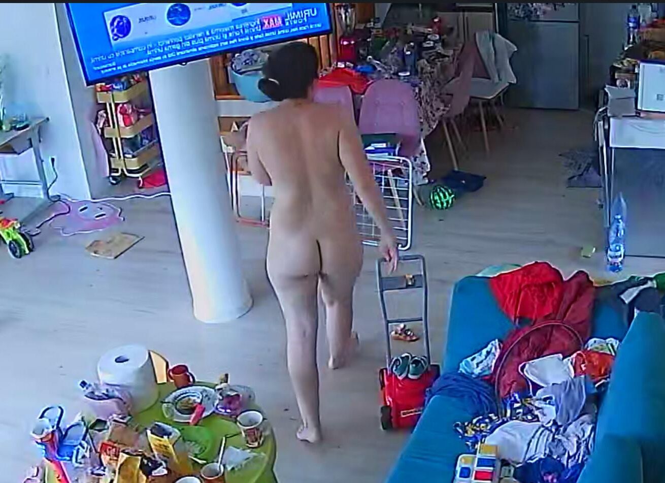Eine Frau aus Bukarest reinigt das Haus