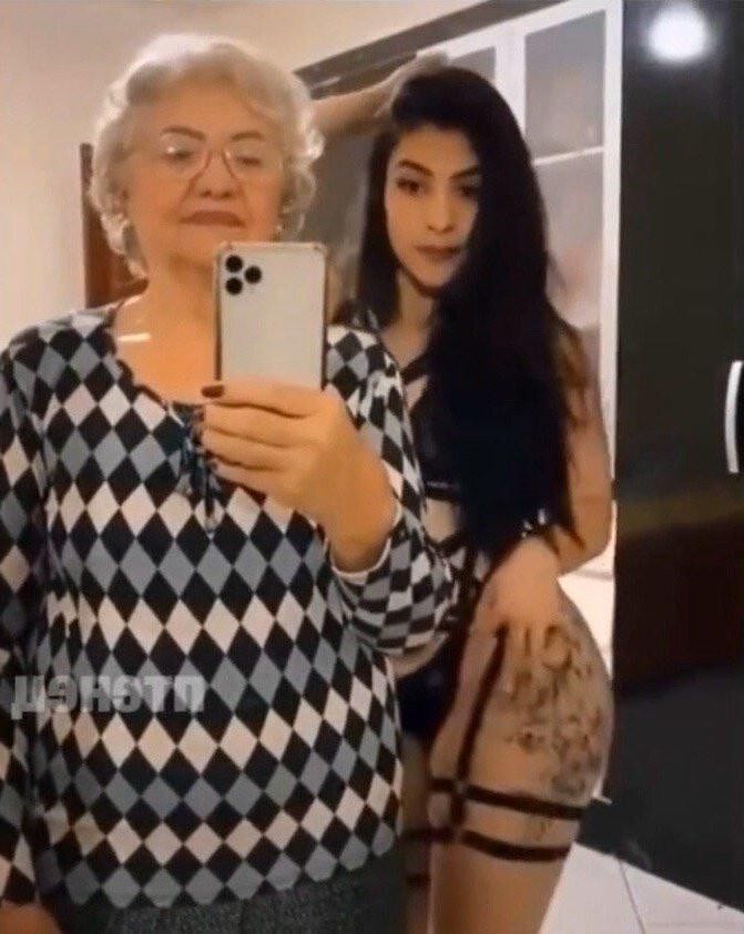 Oma mit ihrer Enkelin machen lustige Bilder