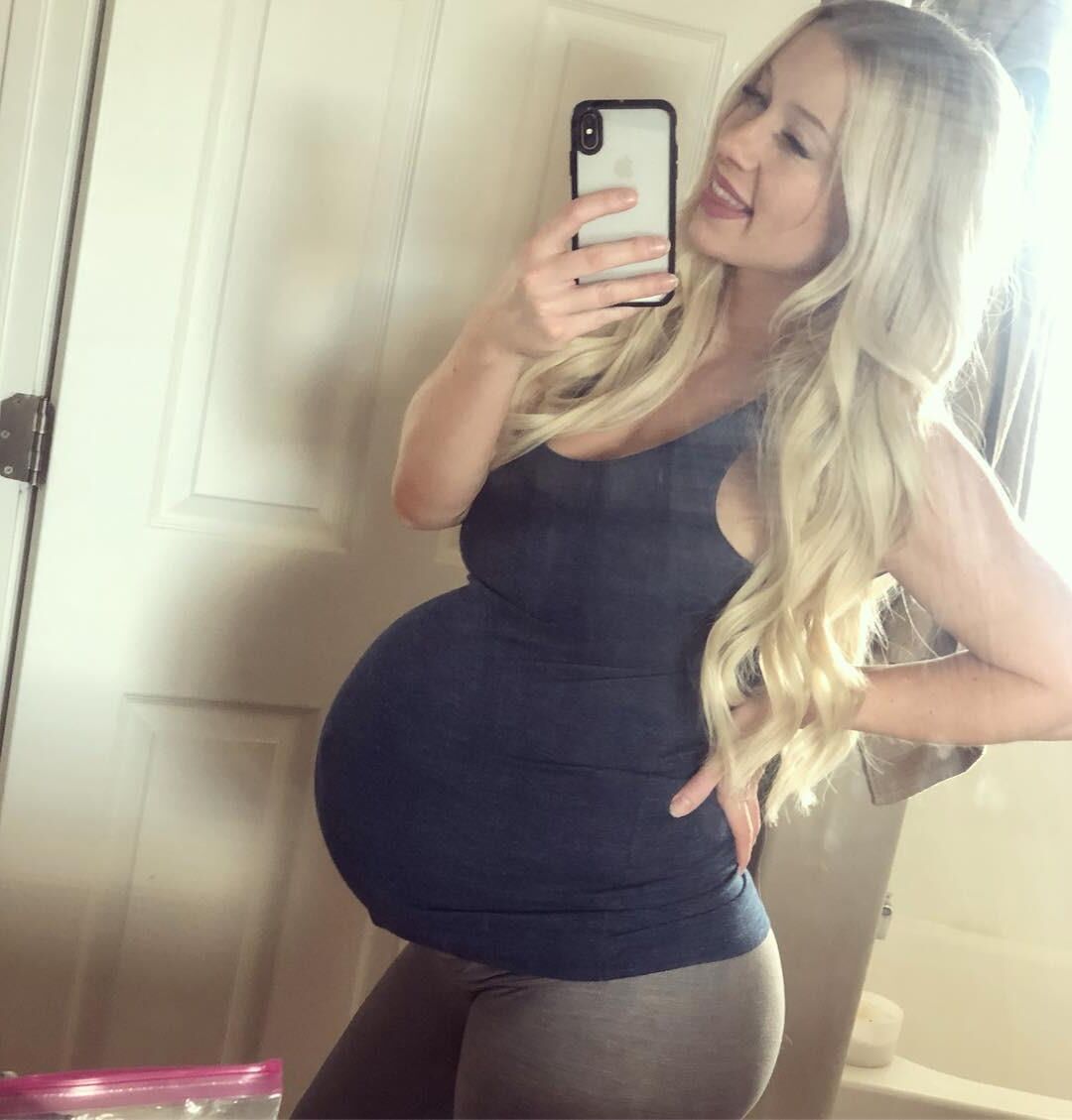 Superbe blonde enceinte