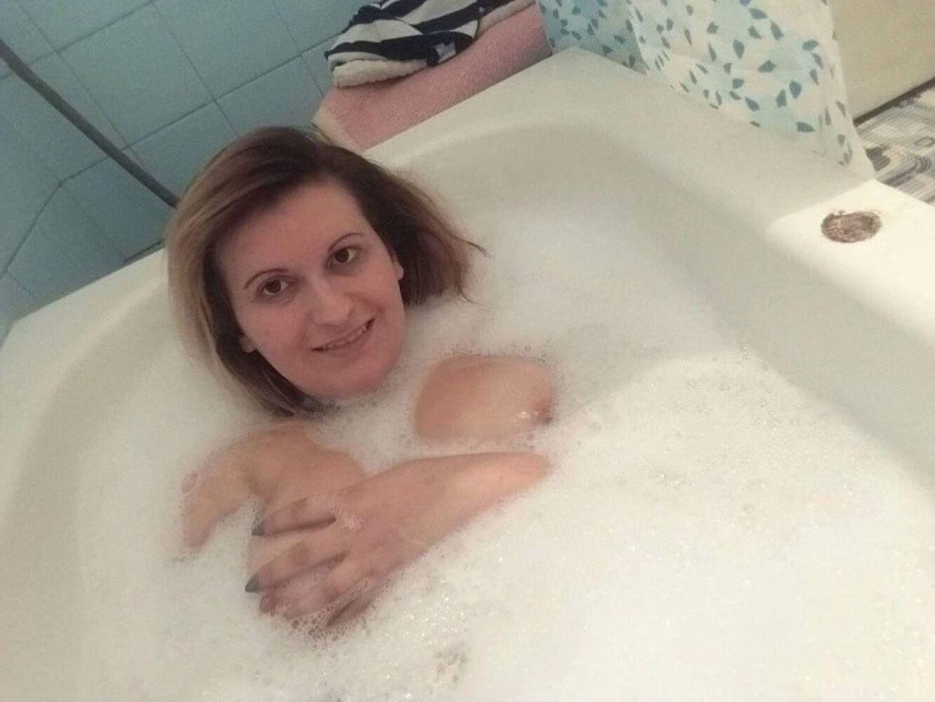 Frauen in Bath halten einen Boob in der Hand