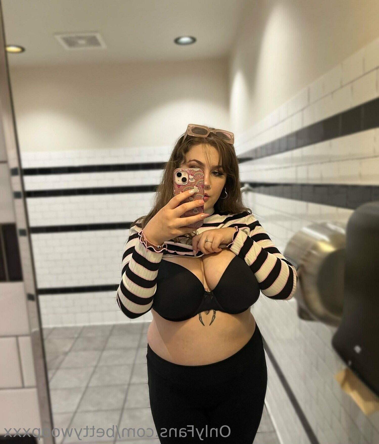 Betty enormes peitos grandes bbw garota com óculos mixados chutes