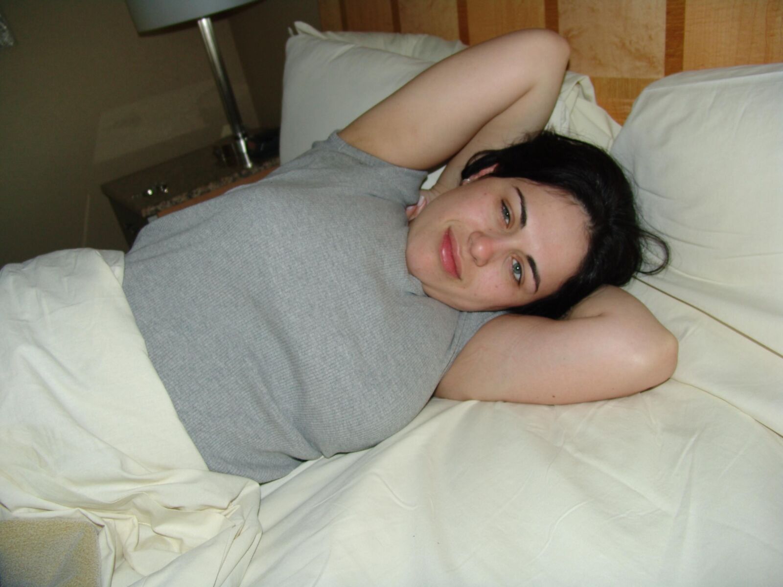 Milf com mamas grandes mostrando buceta raspada