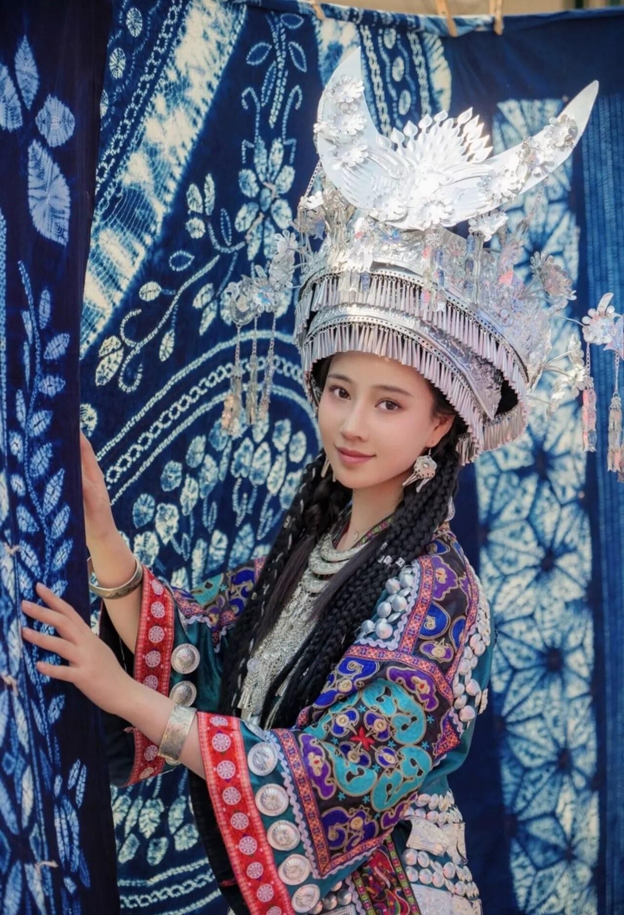 Cutie chino en el vestido tradicional hmong