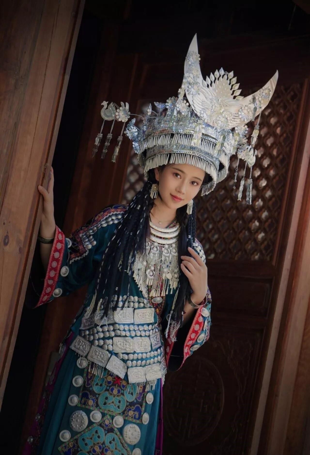 Cutie chino en el vestido tradicional hmong