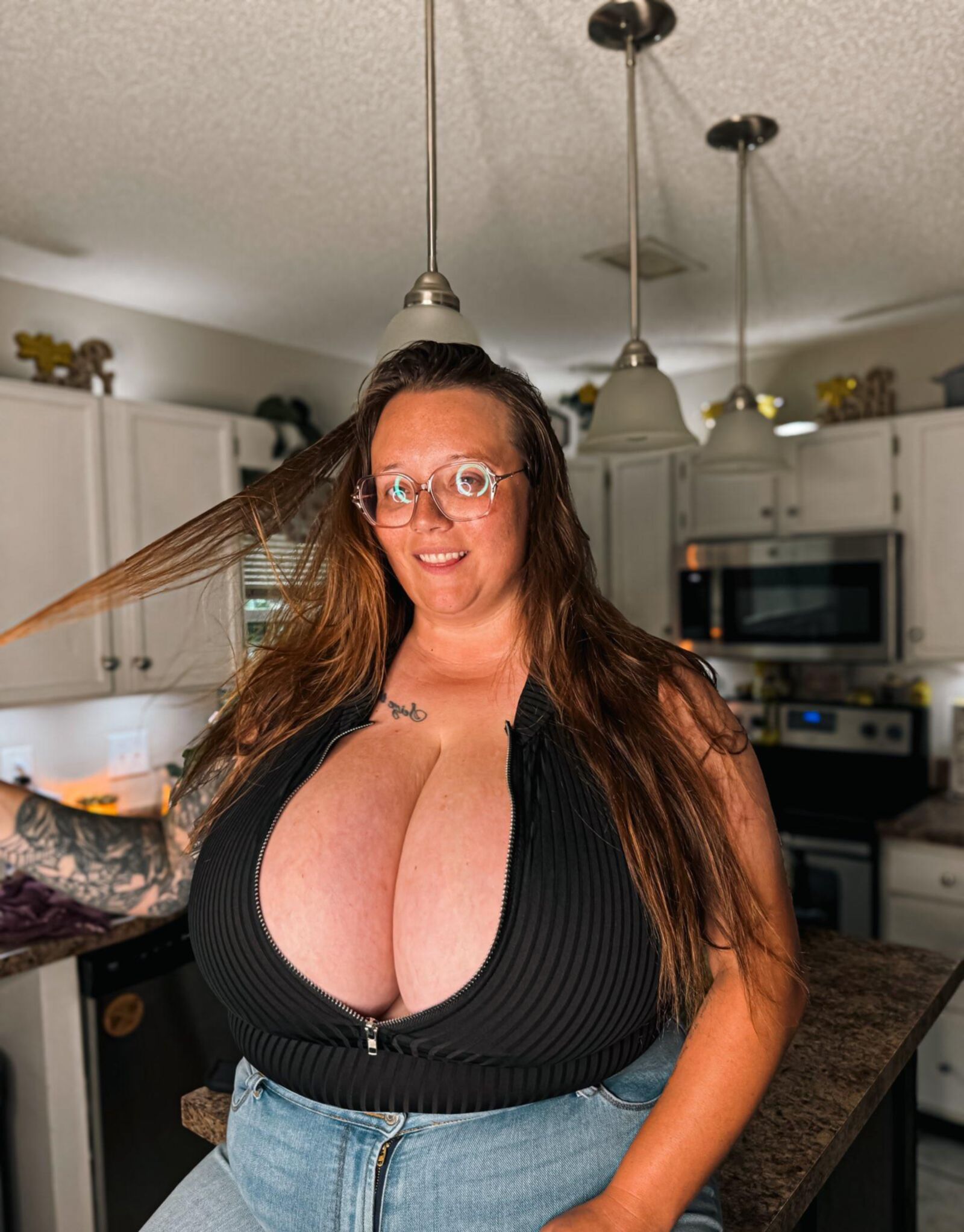 Mama Giant Boobs Boat Butt BBW Girl con gafas Hot Hot