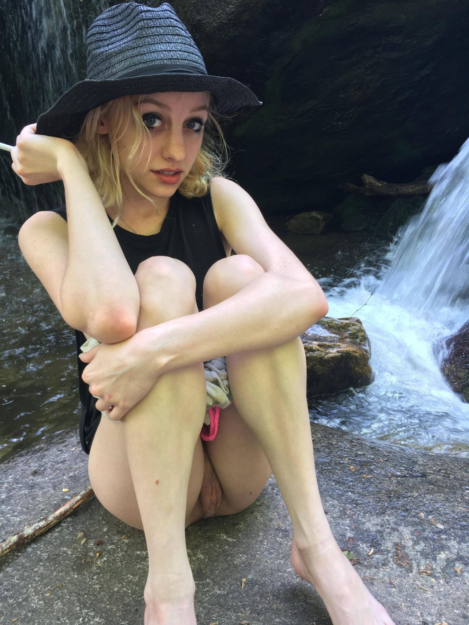 Blonde Poser 