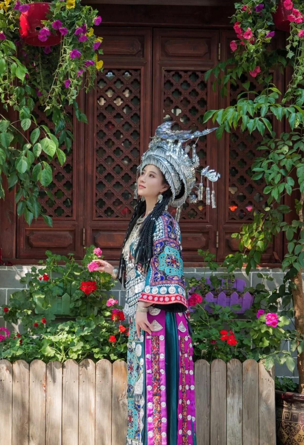 Cutie chino en el vestido tradicional hmong
