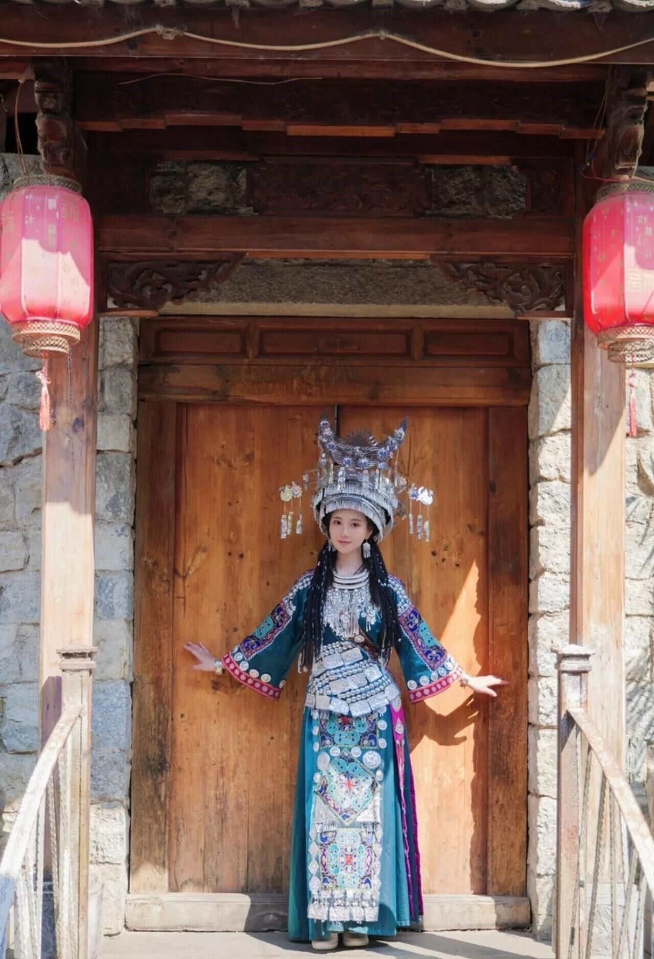 Cutie chino en el vestido tradicional hmong