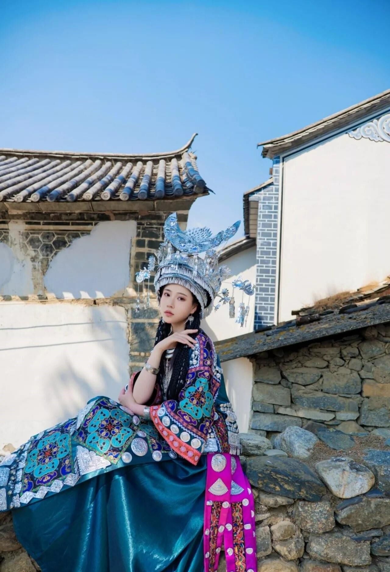 Cutie chino en el vestido tradicional hmong