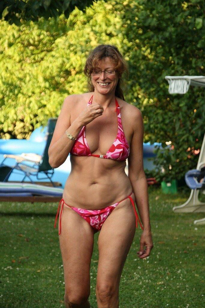 Lydie fait la salope à la plage