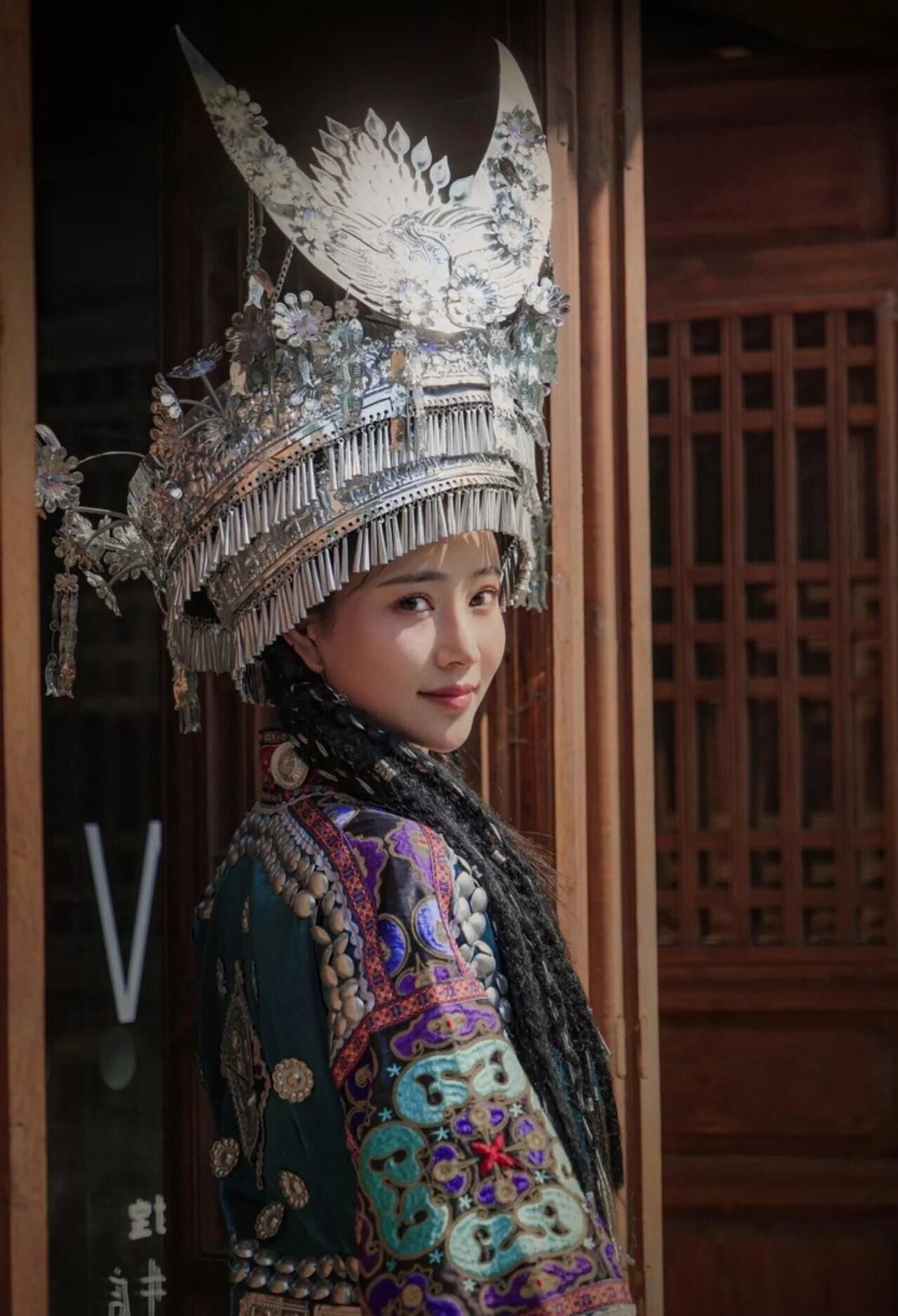 Cutie chino en el vestido tradicional hmong