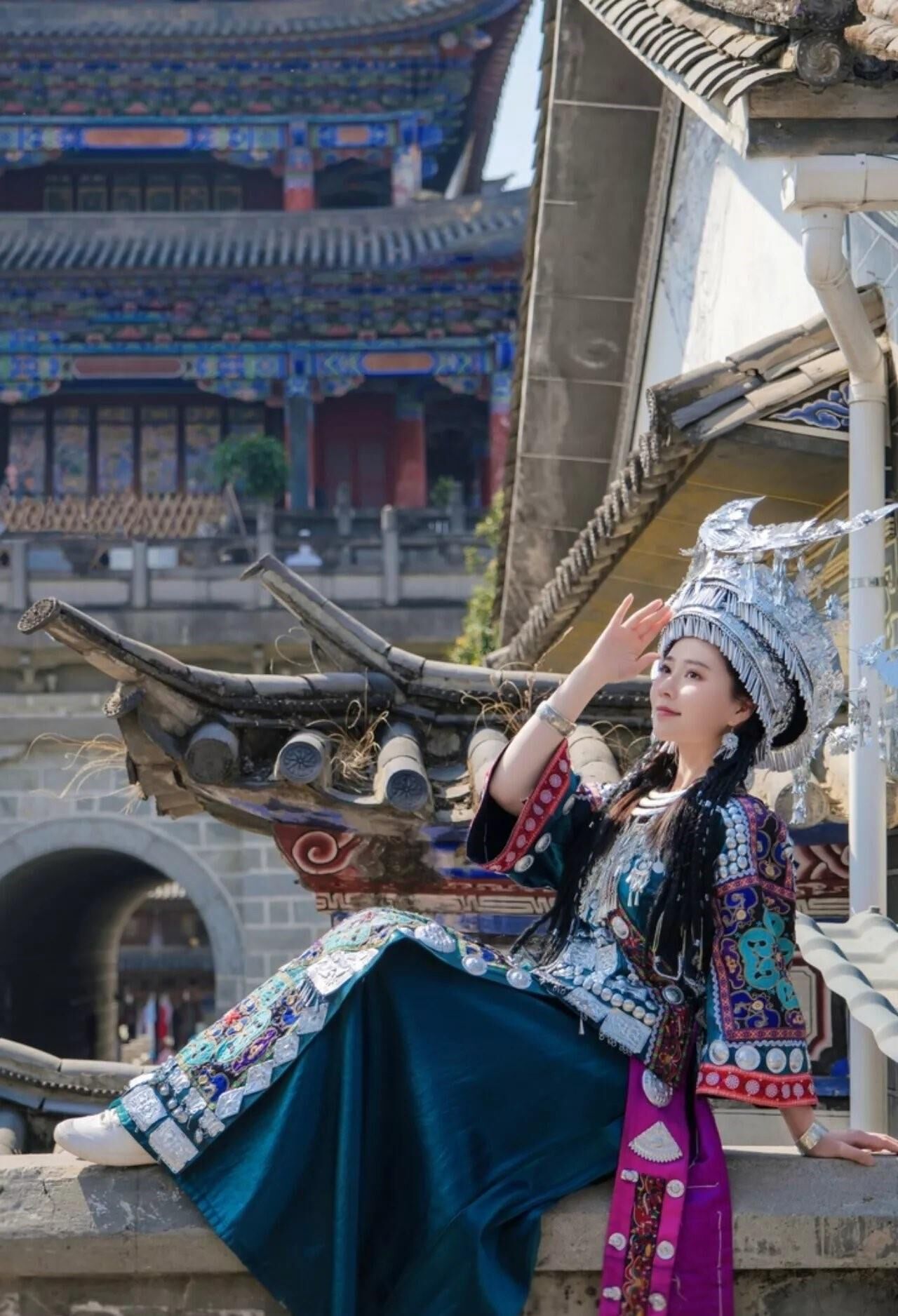 Cutie chino en el vestido tradicional hmong