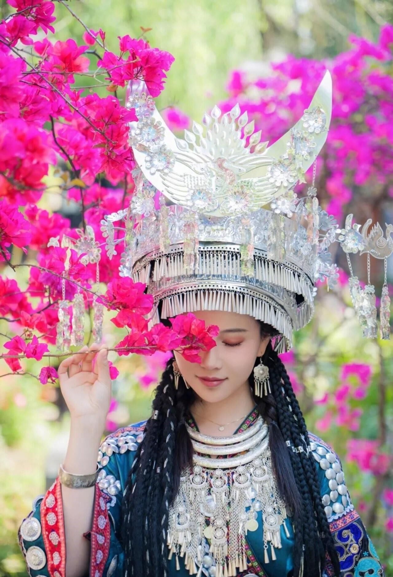 Cutie chino en el vestido tradicional hmong