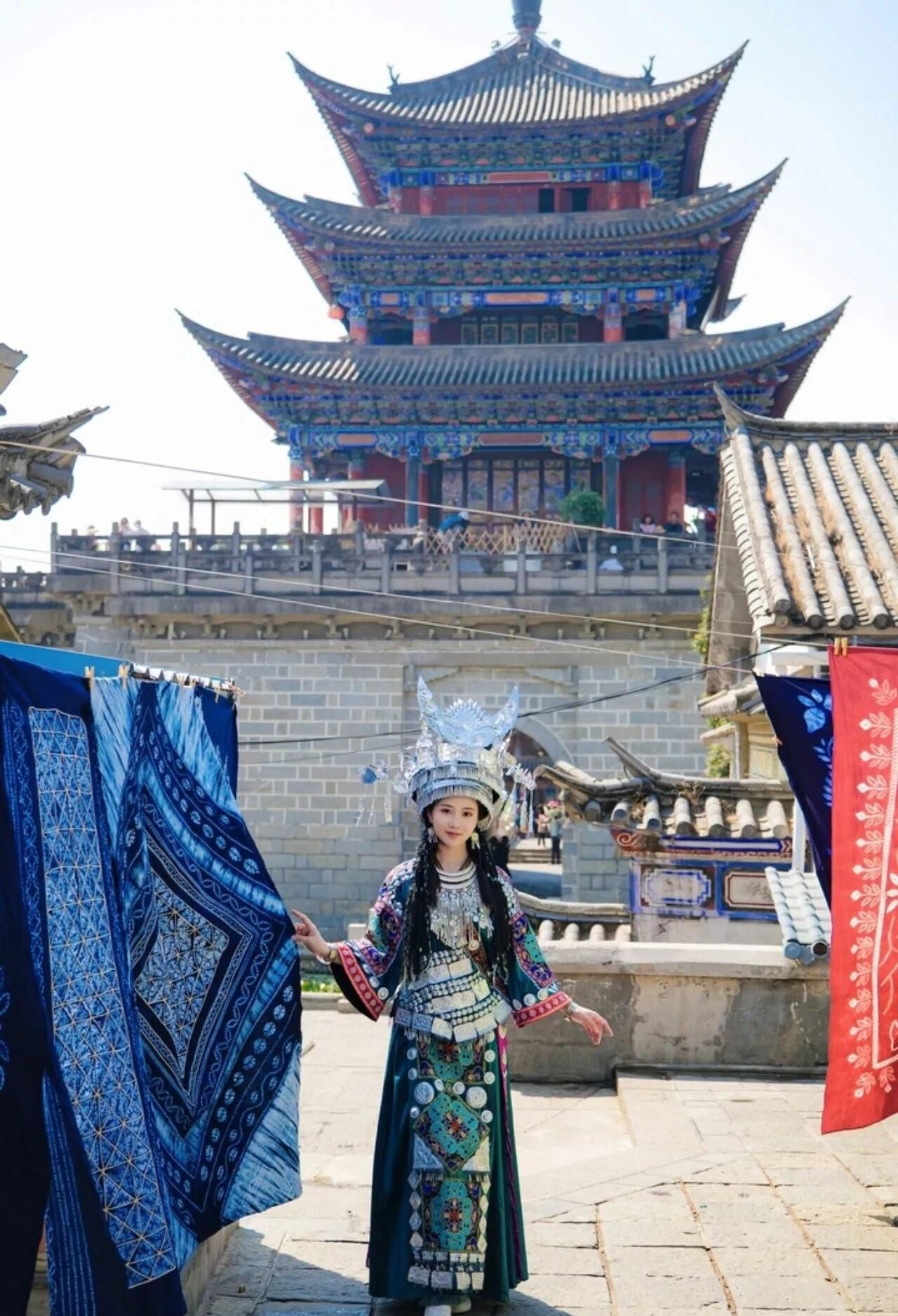 Cutie chino en el vestido tradicional hmong