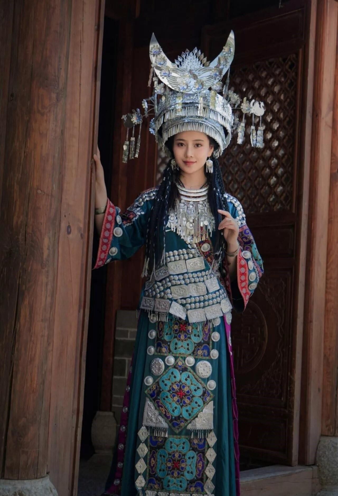 Cutie chino en el vestido tradicional hmong