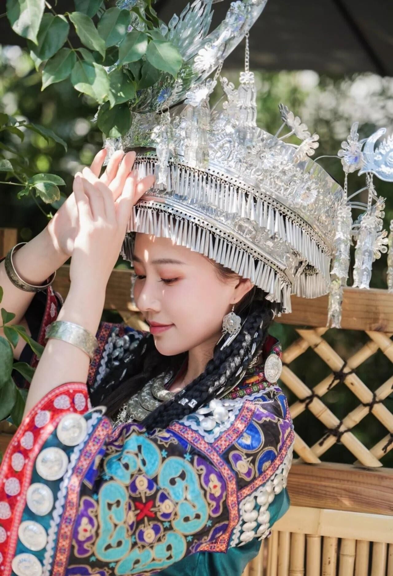 Cutie chino en el vestido tradicional hmong