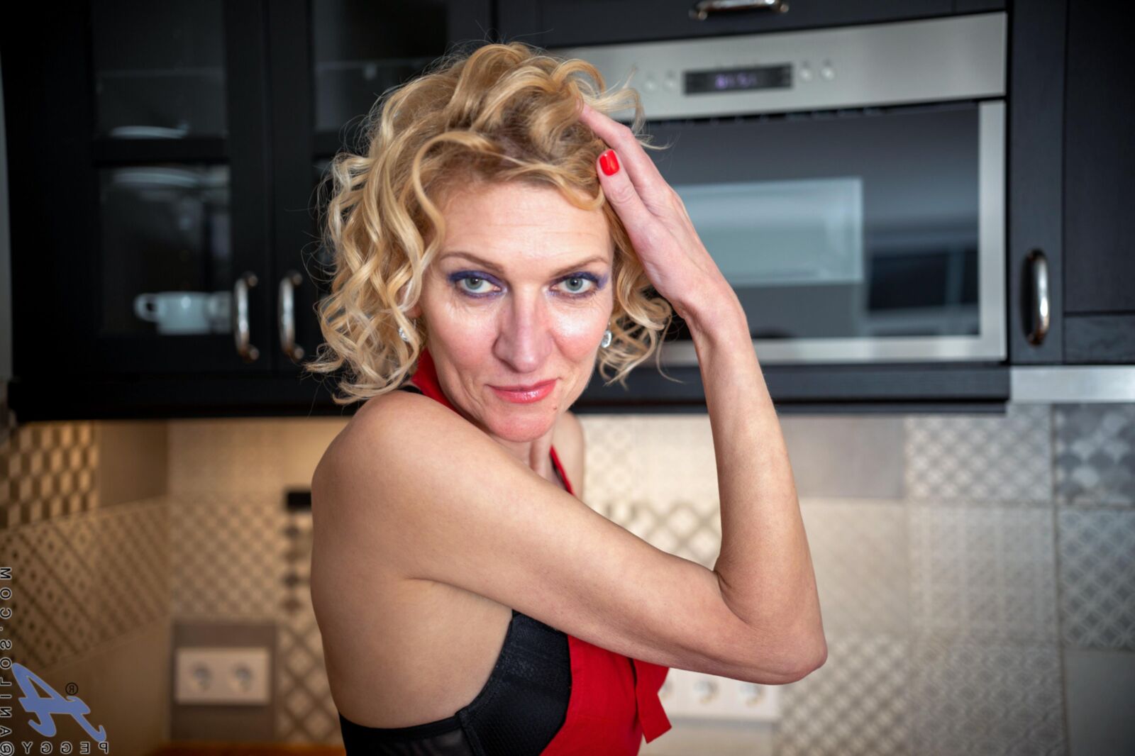 . Peggy. I'd bet my house that this MILF is a great shag.