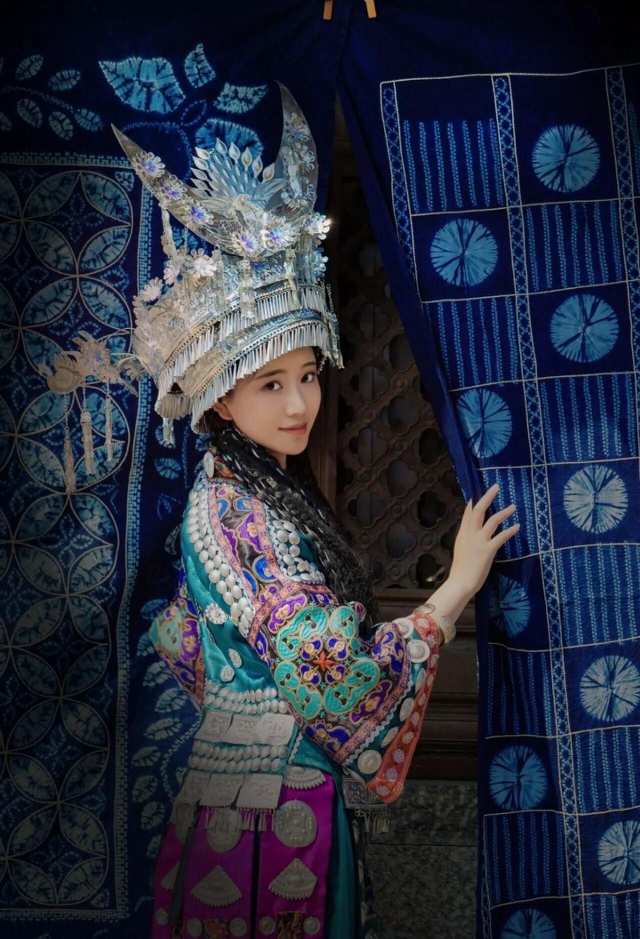 Cutie chino en el vestido tradicional hmong