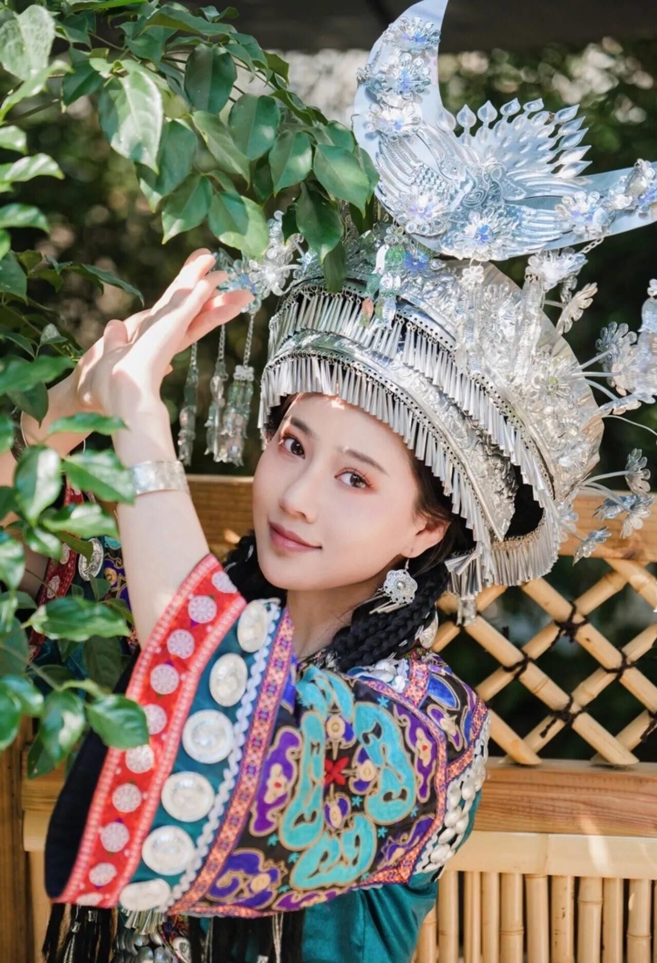 Cutie chino en el vestido tradicional hmong