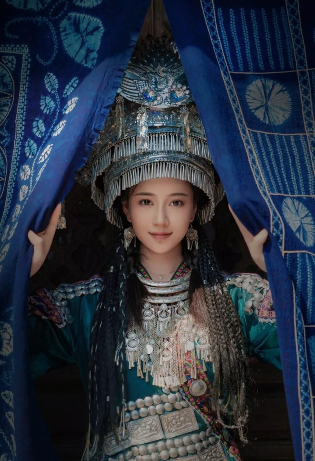 Cutie chino en el vestido tradicional hmong