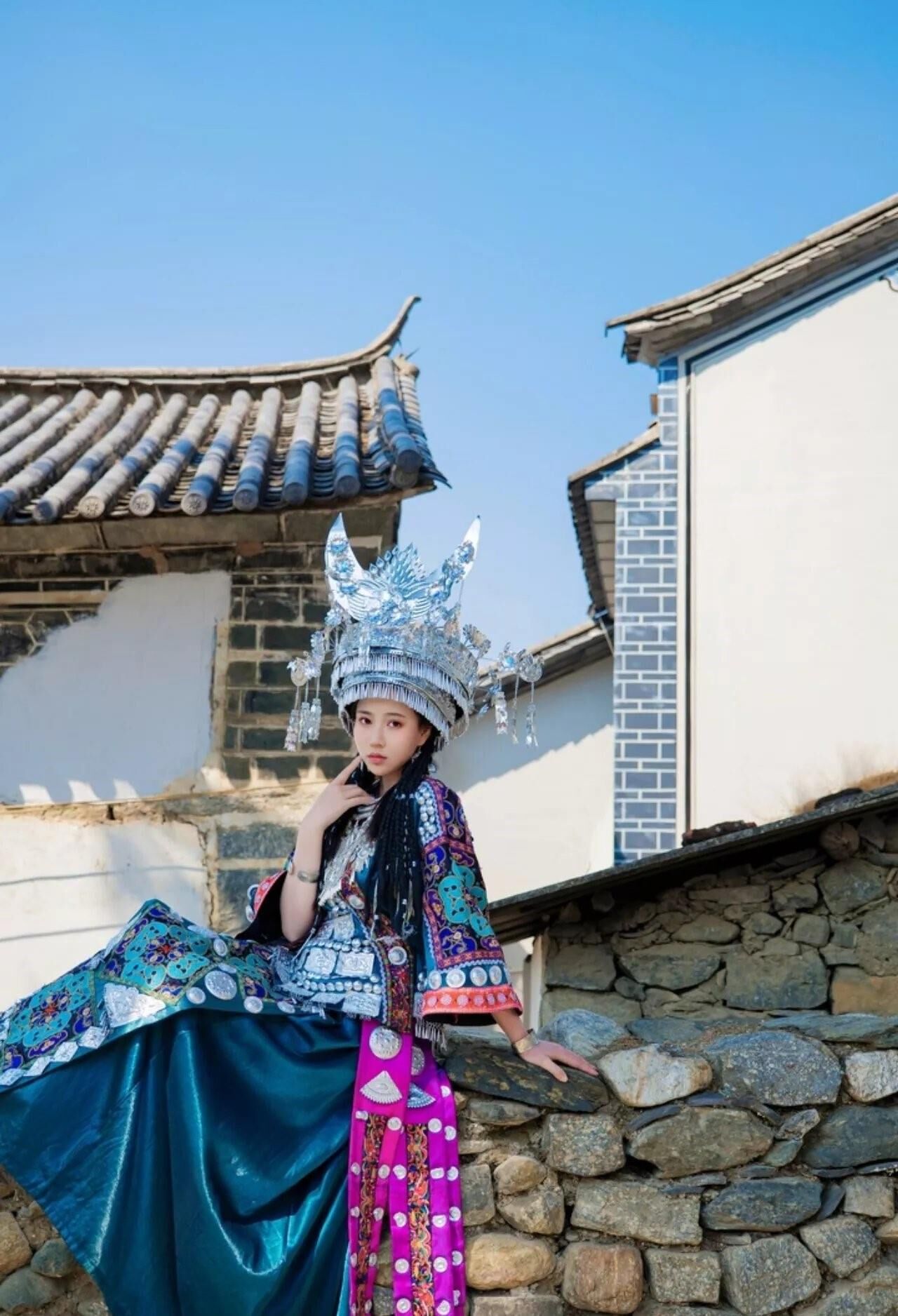 Cutie chino en el vestido tradicional hmong