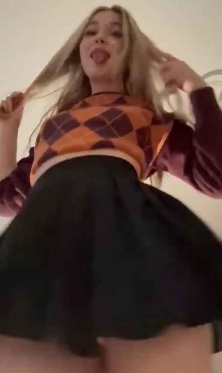 Esta garota magra, loira e plana