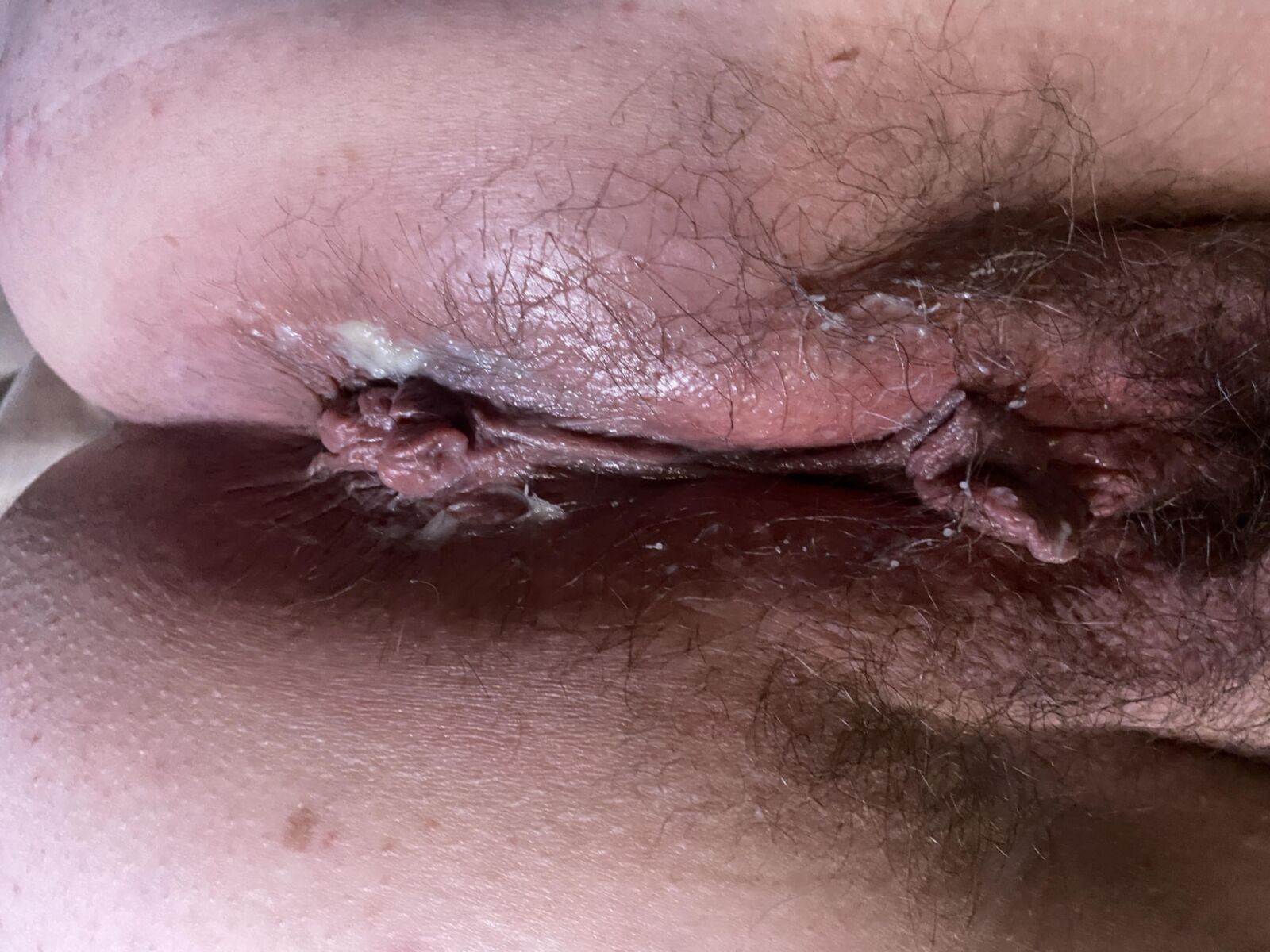 J'aime la chatte humide poilue de ma femme