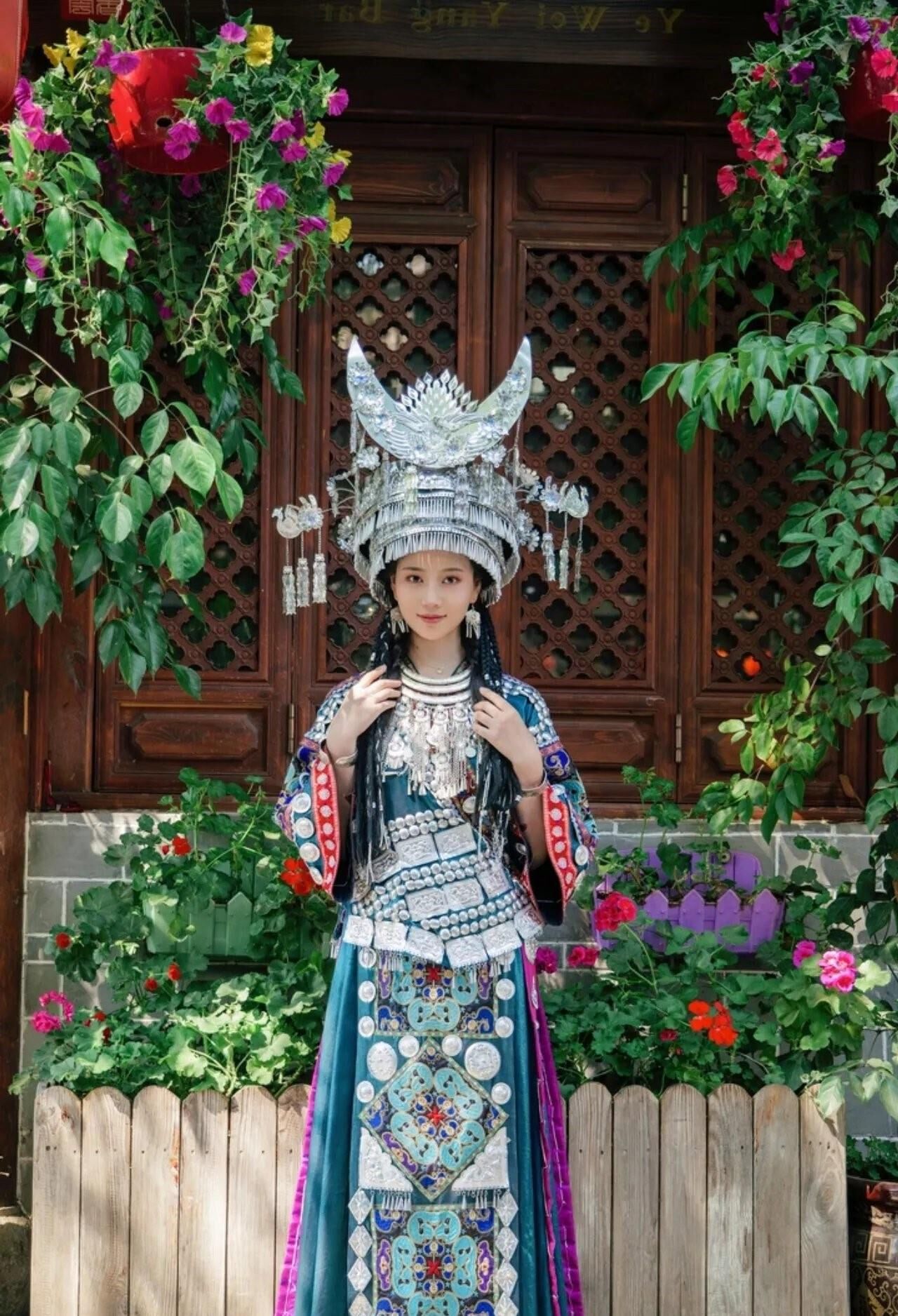 Cutie chino en el vestido tradicional hmong