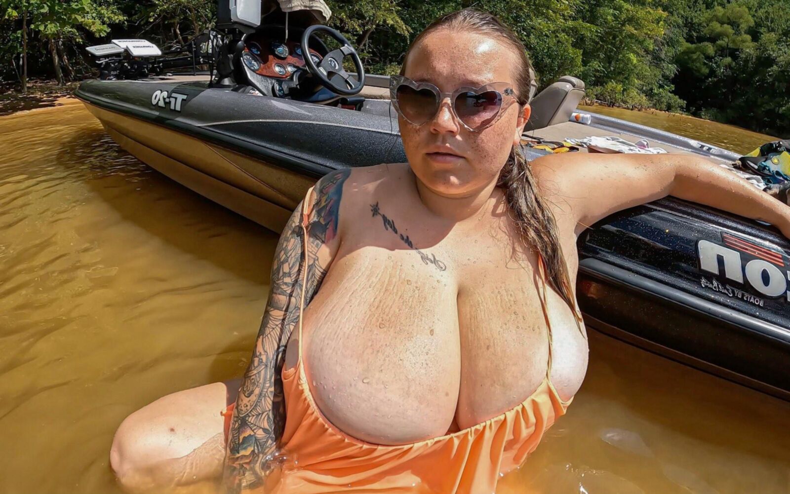 Mama Giant Boobs Boat Butt BBW Girl con gafas Hot Hot