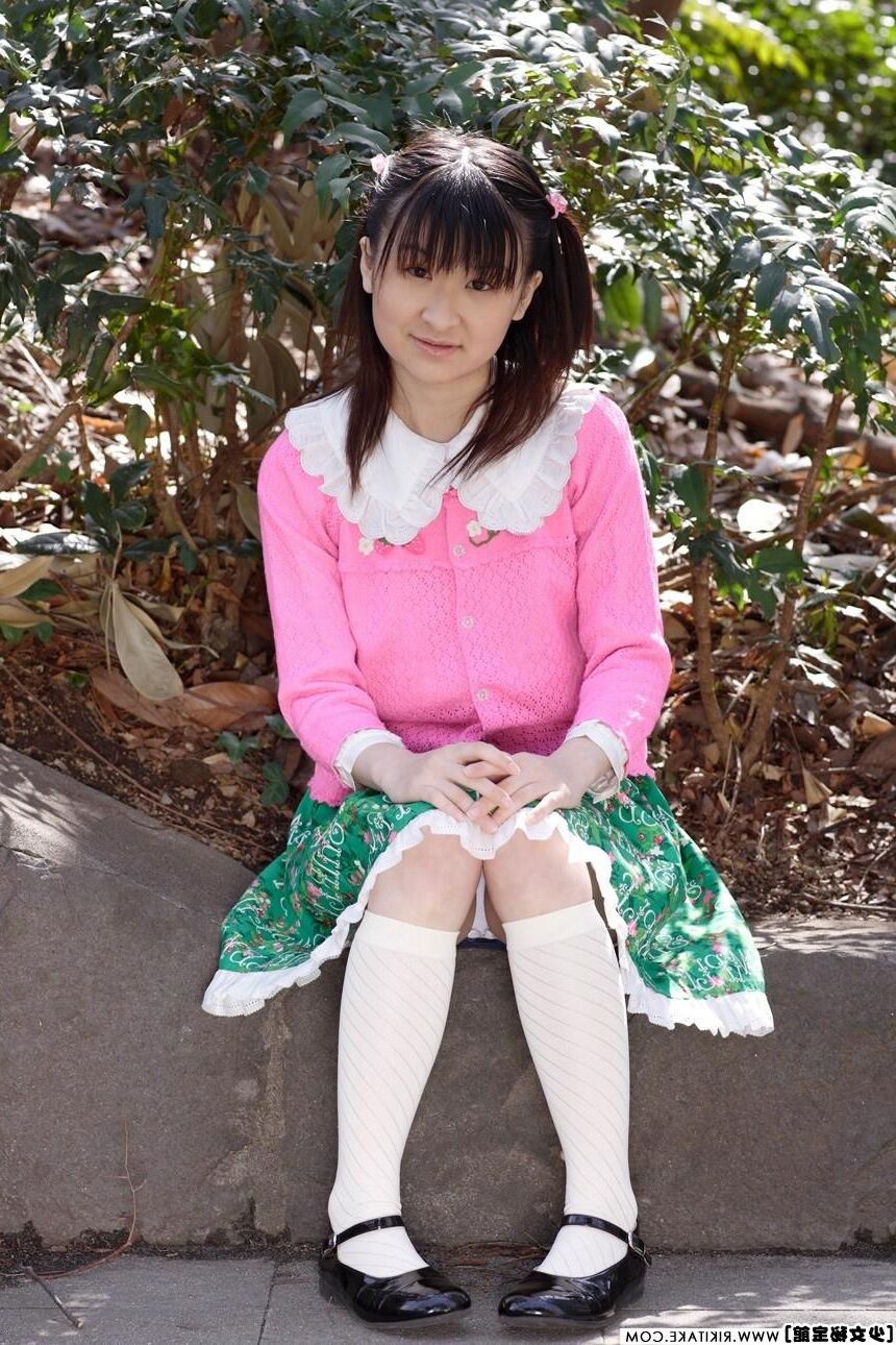 japanese nude model Momo Natsukawa
