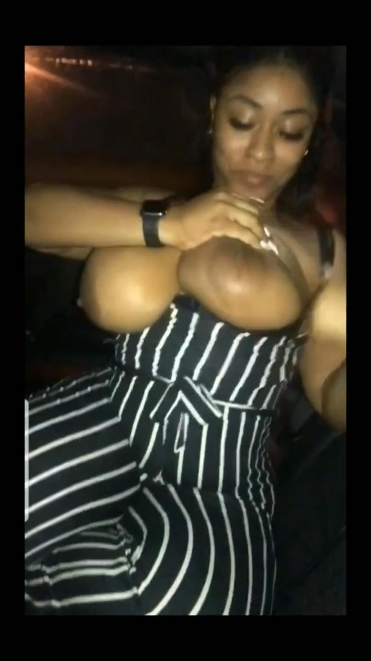 Clignotant ses gros seins noirs dans la voiture