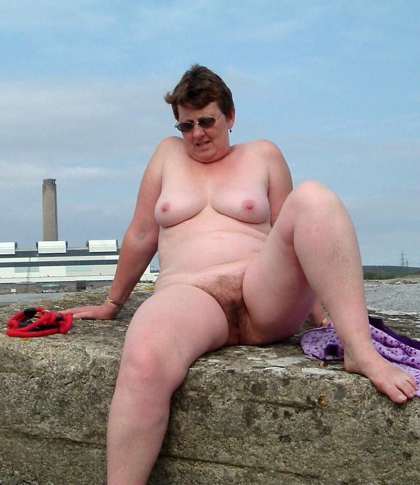 Mature, grand-mère, graisse et poilu