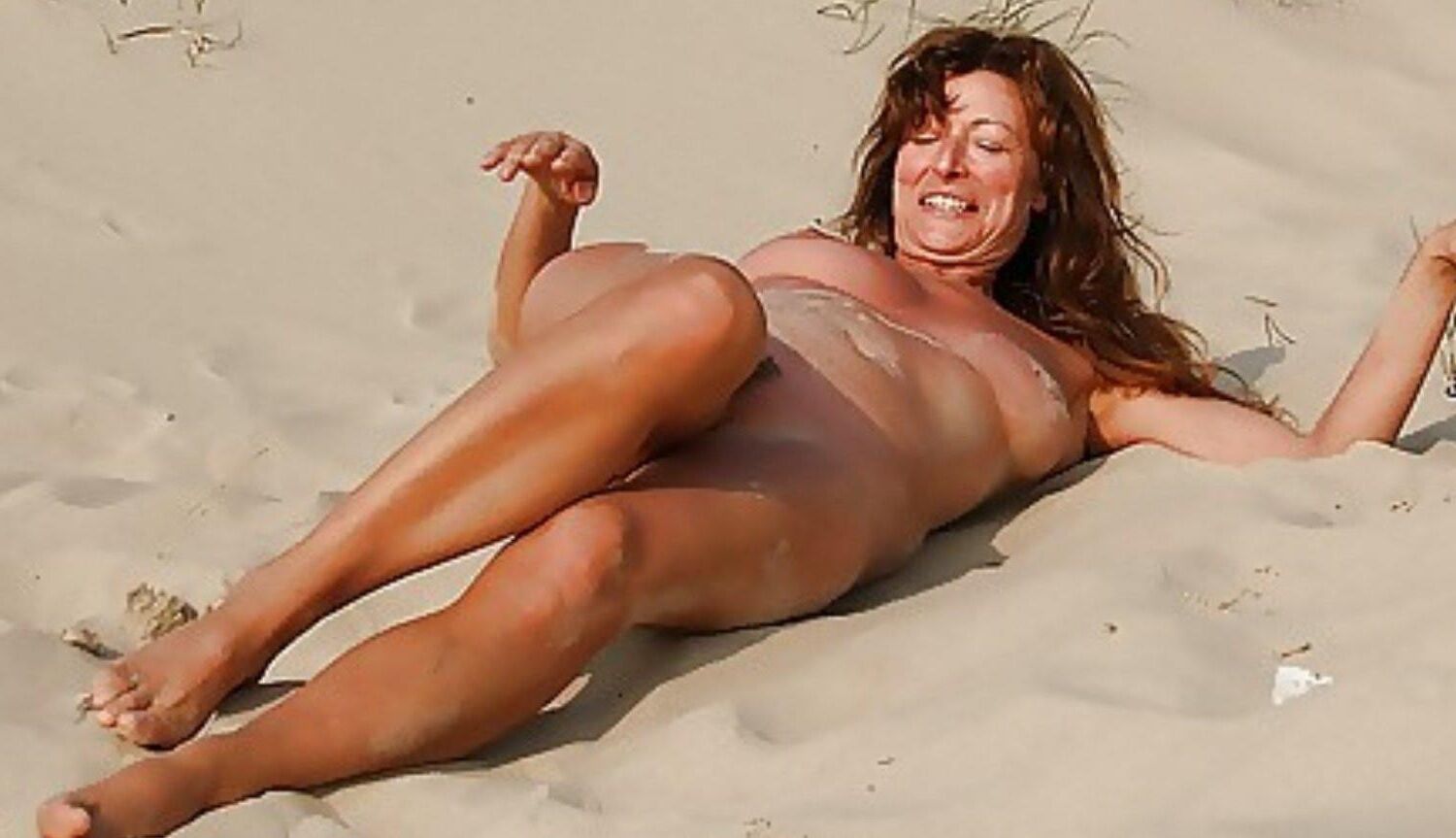 Lydie fait la salope à la plage