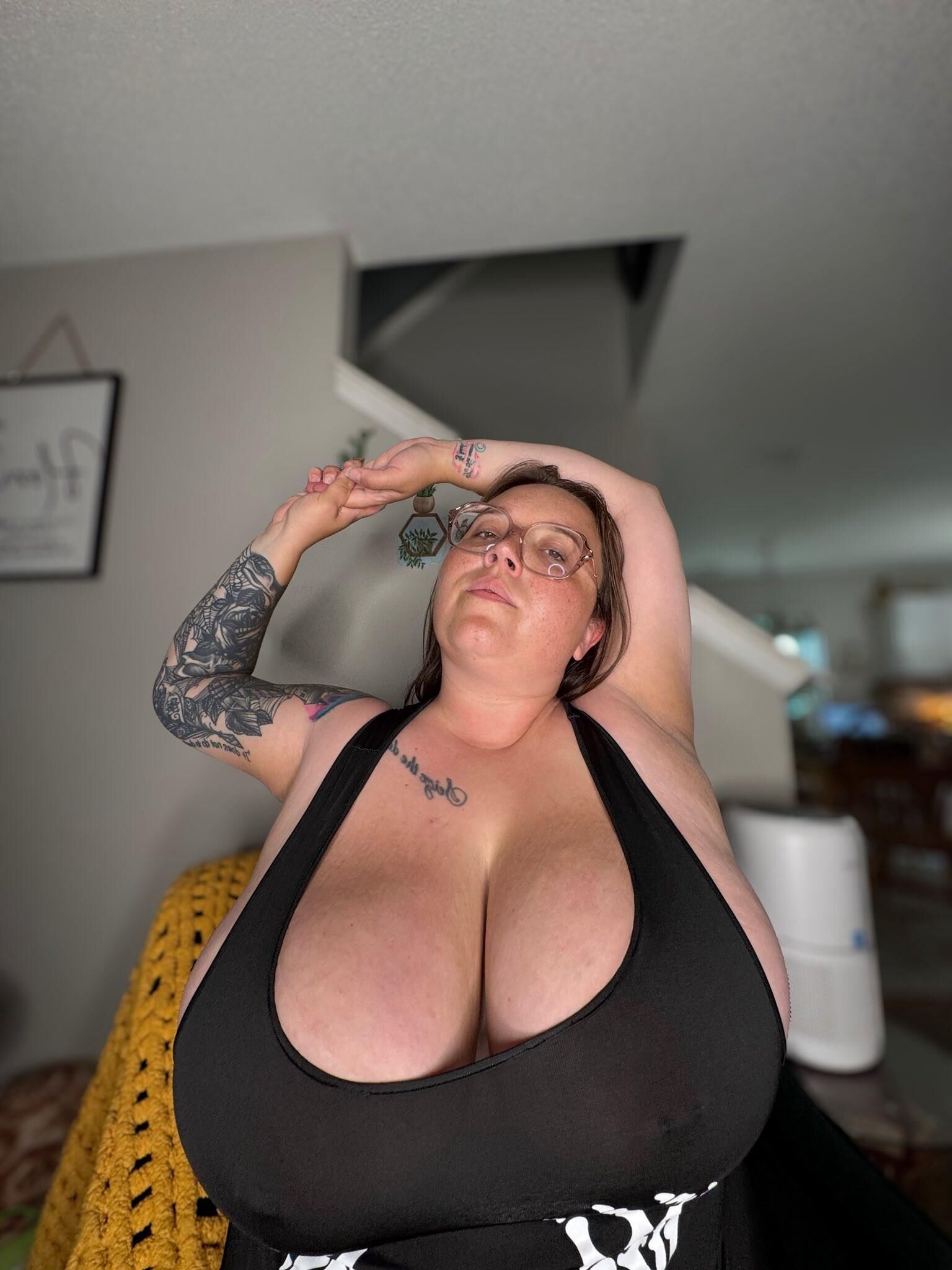 Mama Giant Boobs Boat Butt BBW Girl con gafas Hot Hot