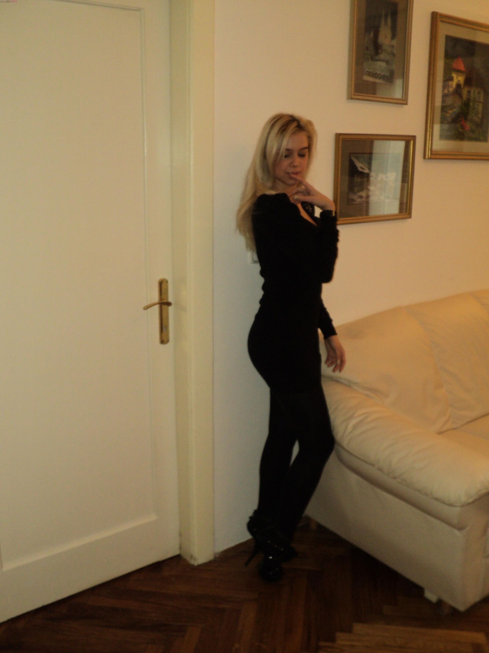Blonde Poser 