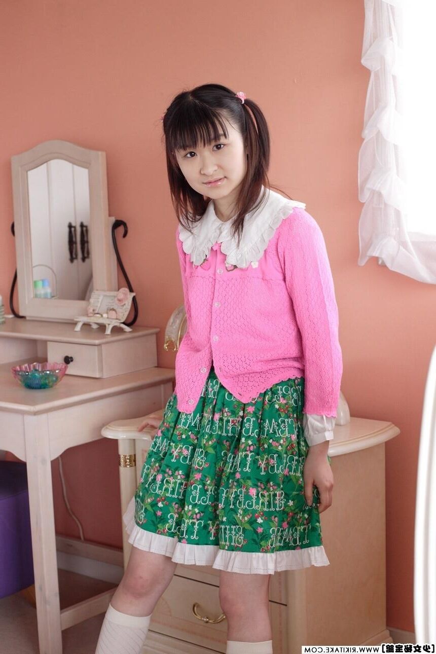 japanese nude model Momo Natsukawa