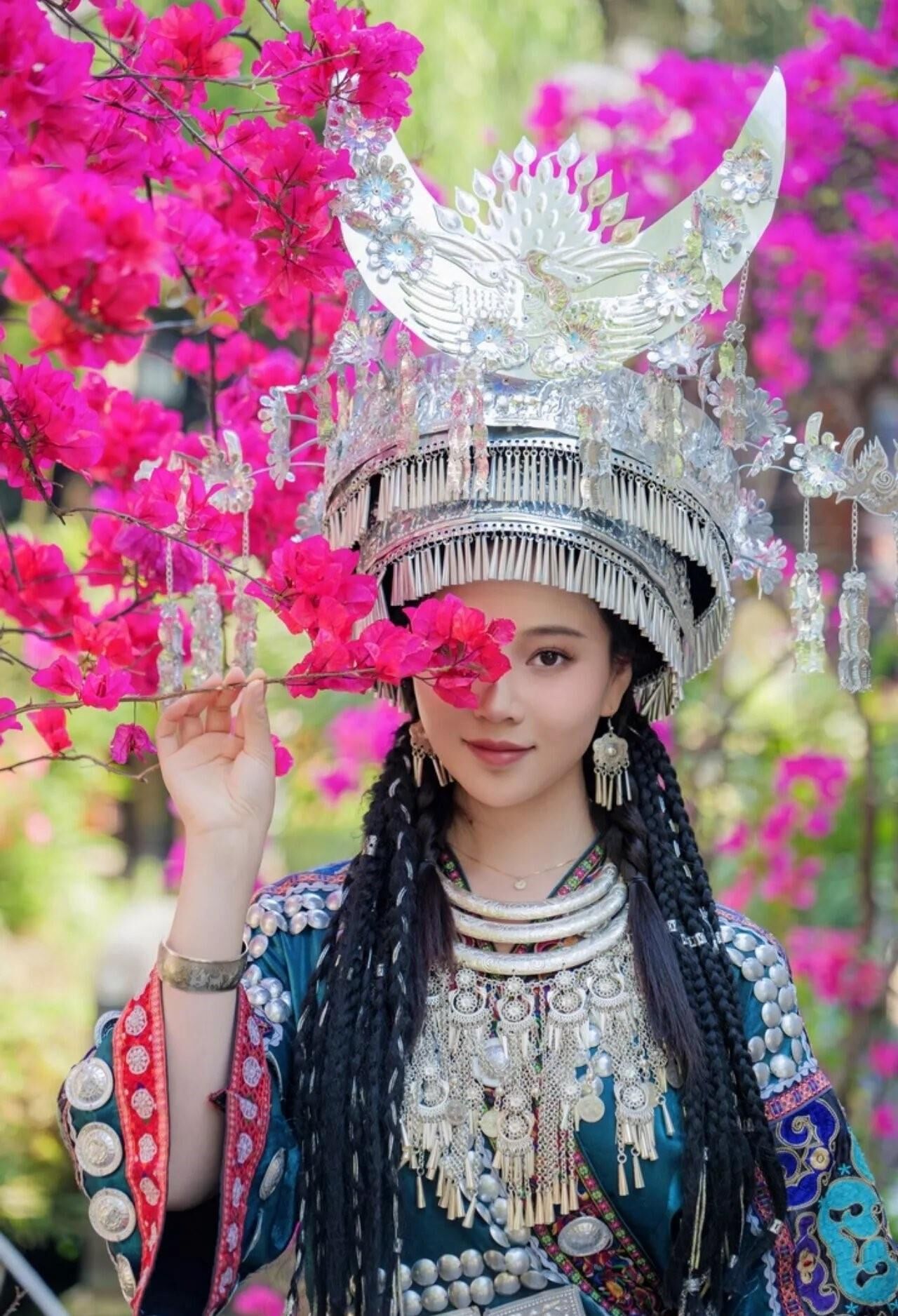 Cutie chino en el vestido tradicional hmong