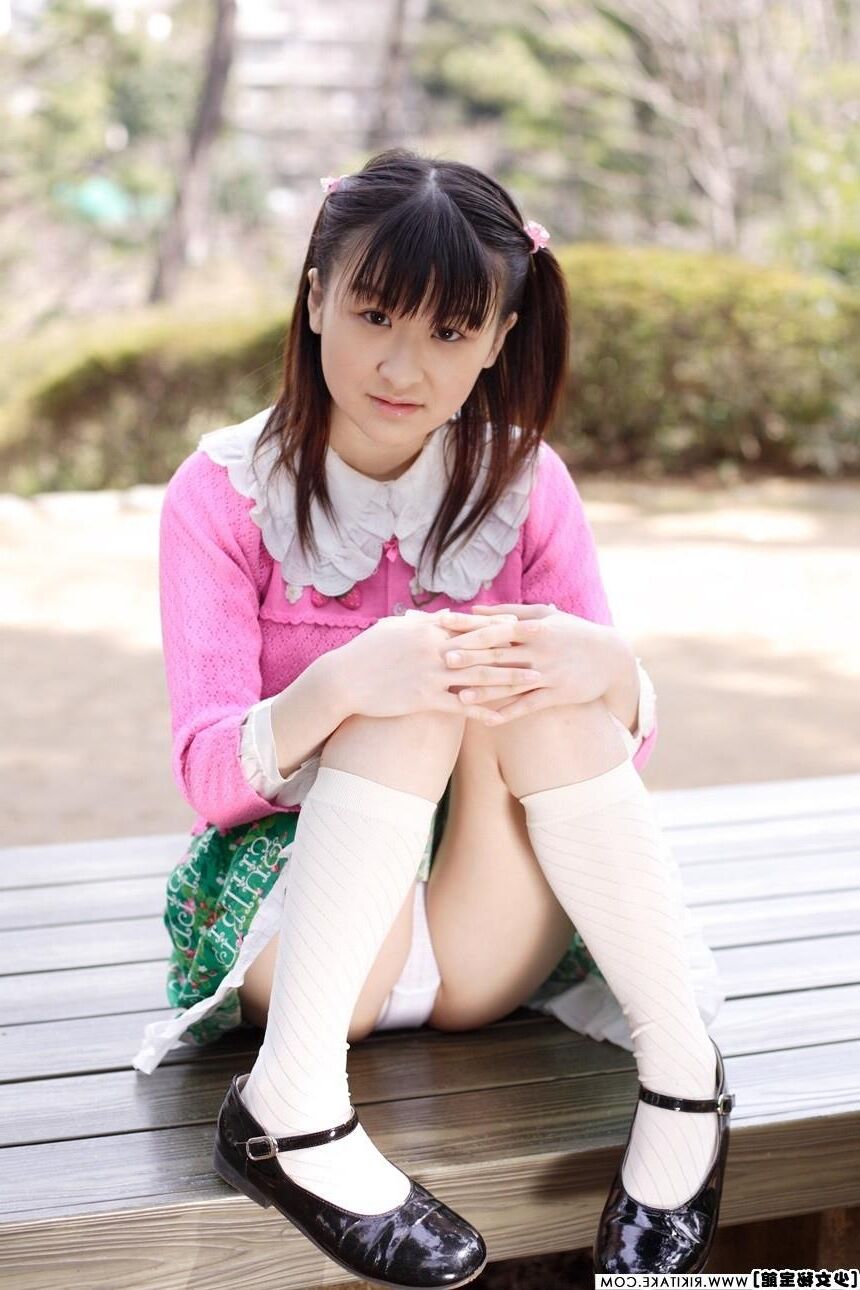japanese nude model Momo Natsukawa