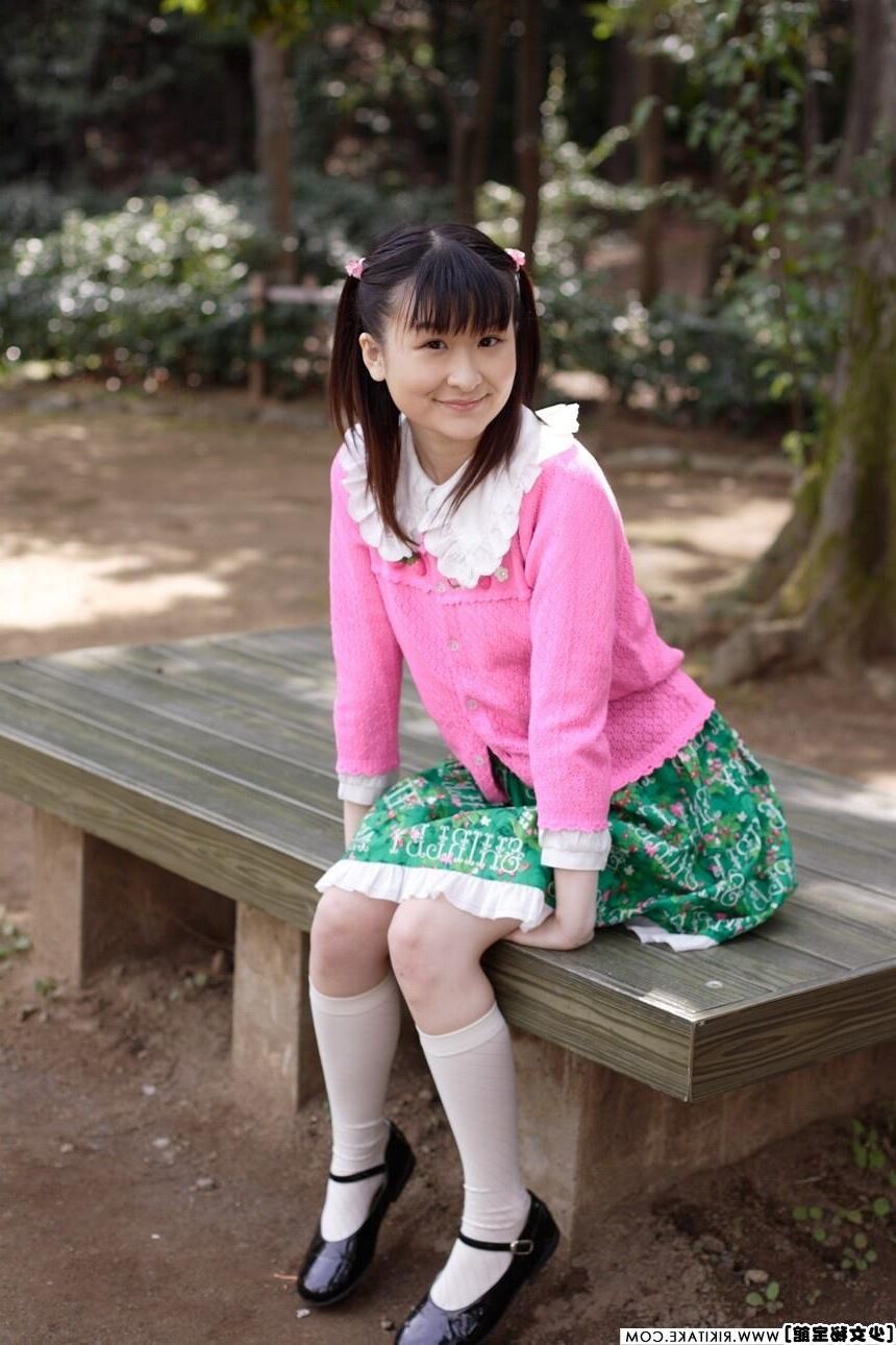 japanese nude model Momo Natsukawa