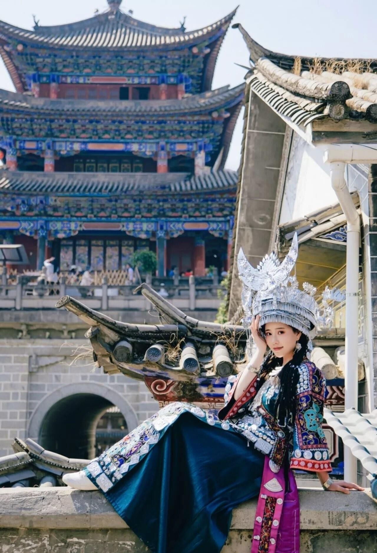 Cutie chino en el vestido tradicional hmong