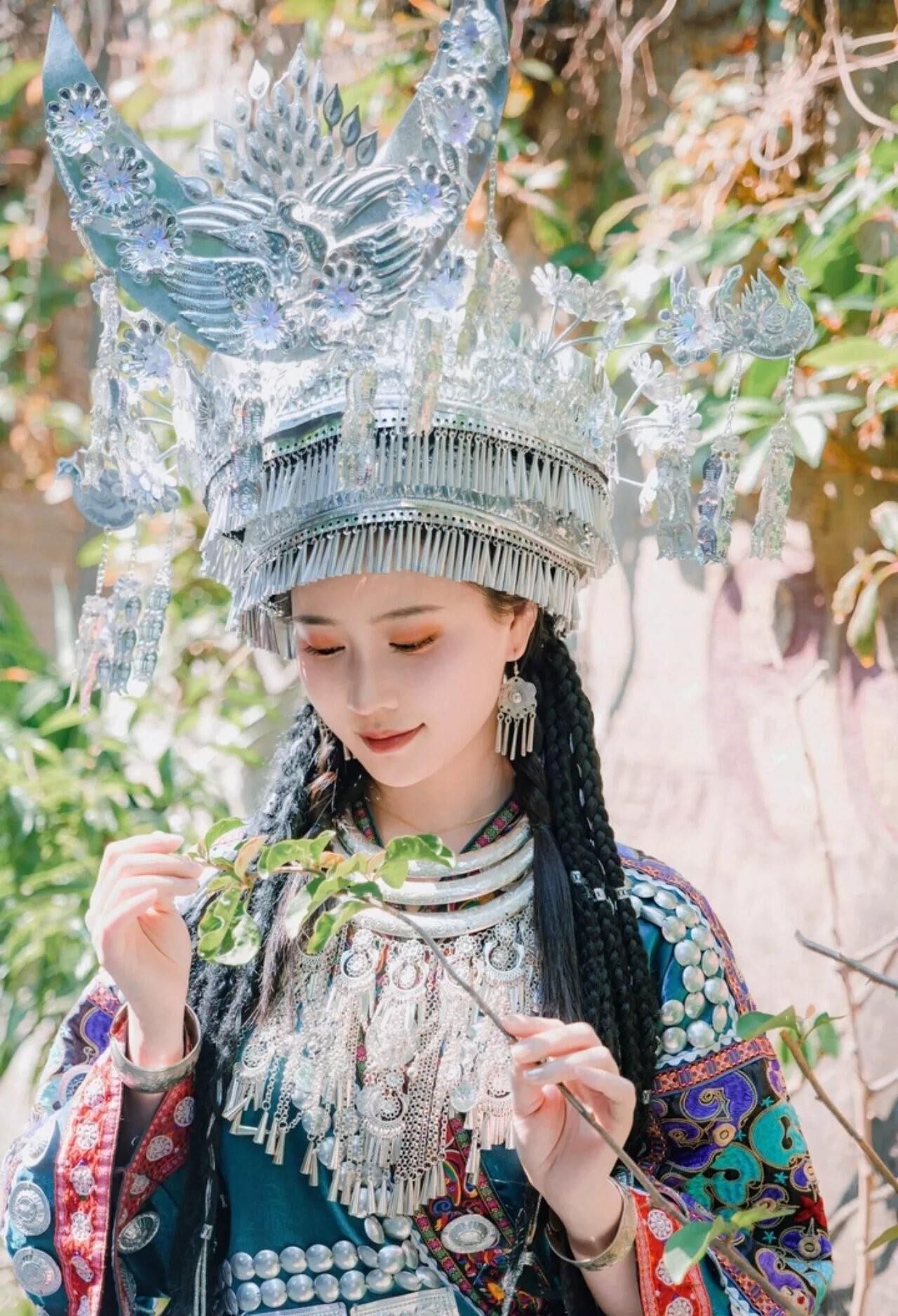 Cutie chino en el vestido tradicional hmong