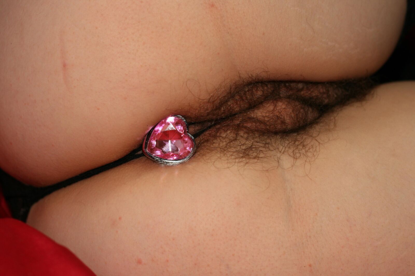 con un enchufe en forma de corazón rojo