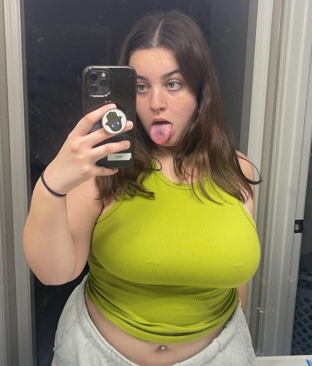 Chatte poilue peau claire latina squishkitten