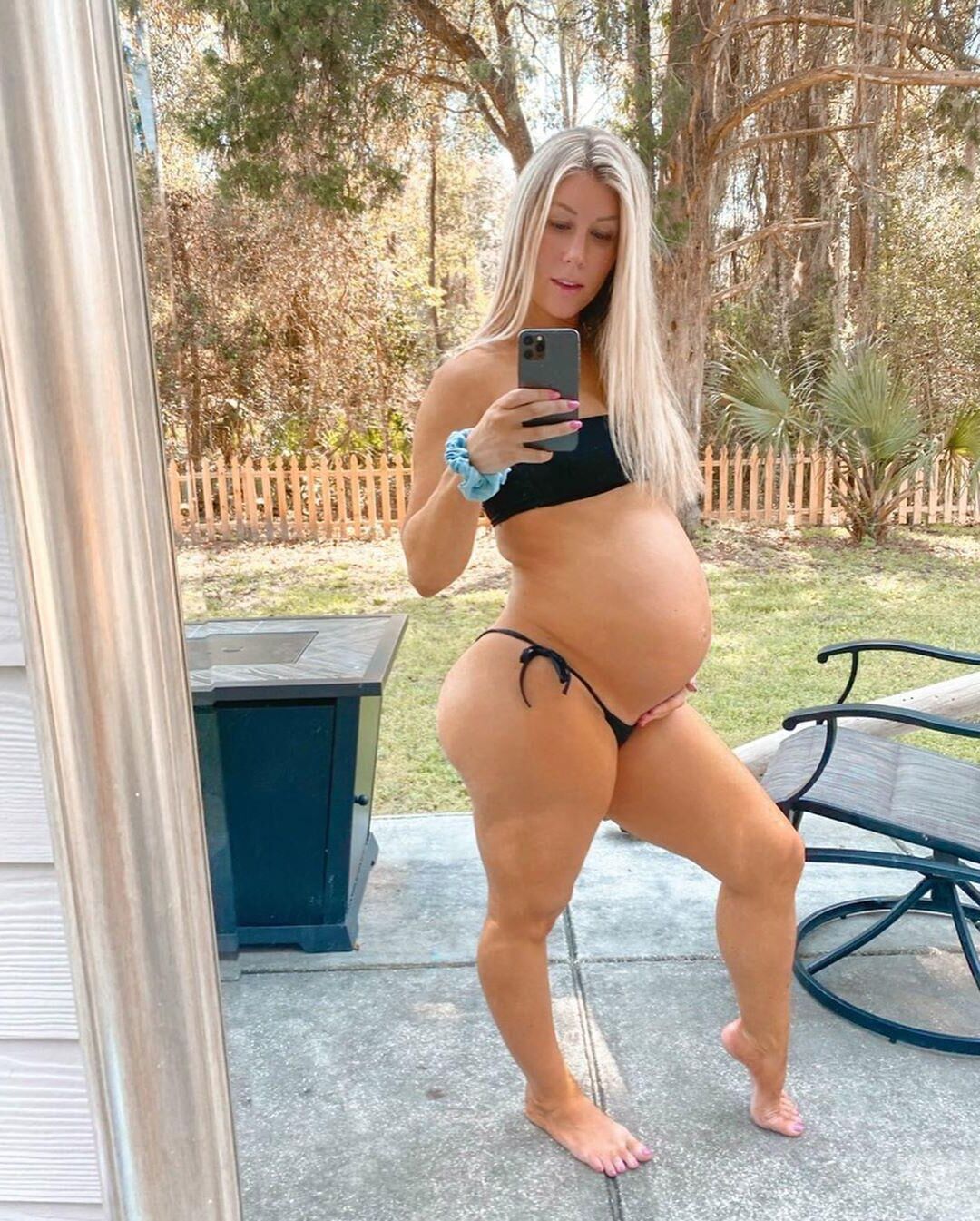 Loira grávida impressionante