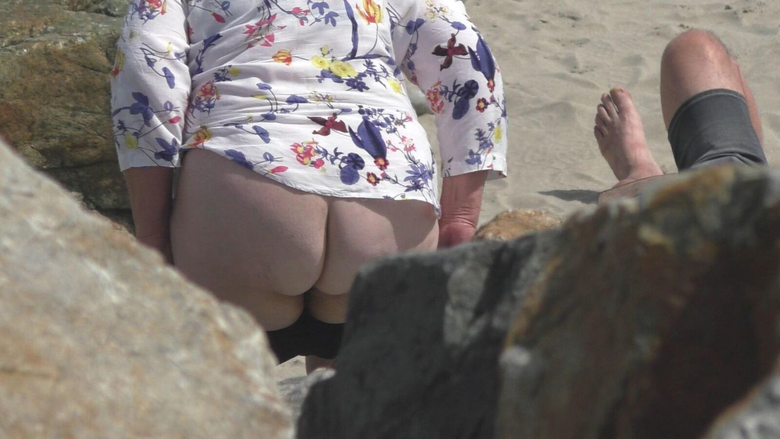 grosse grand-mère montrant son joli cul doux