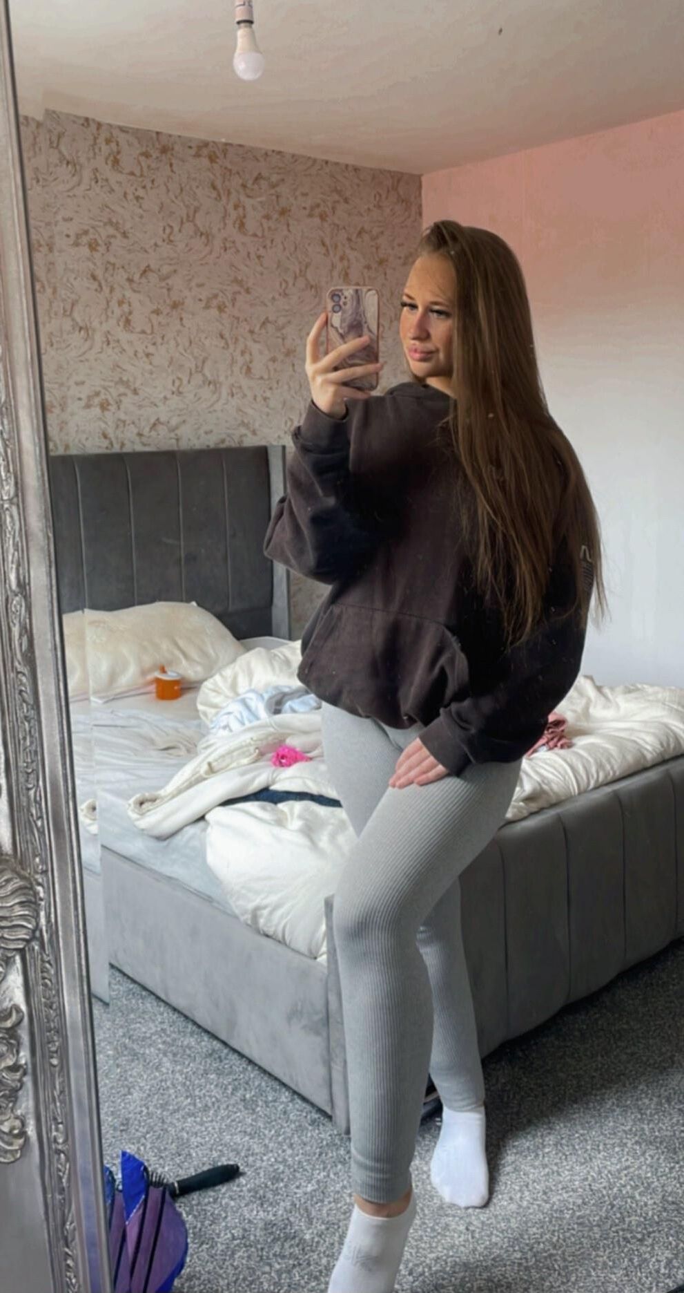 Escória magra de chav, mãe adolescente, peitos pequenos, bunda gorda