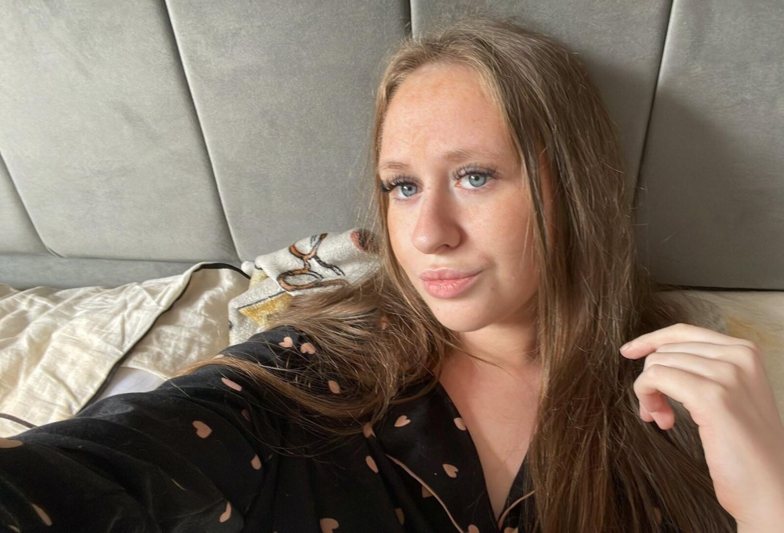 Escória magra de chav, mãe adolescente, peitos pequenos, bunda gorda